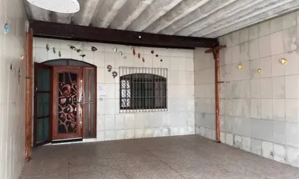 CASA TERREA REFORMADA GUILHERMINA 1 DORM, 2 VAGAS QUINTAL COM CHURRASQUEIRA DOCTS EM ORDEM