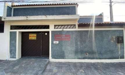 Casa linear com 3 quartos e amplo terreno no Conjunto da Marinha em Bangu