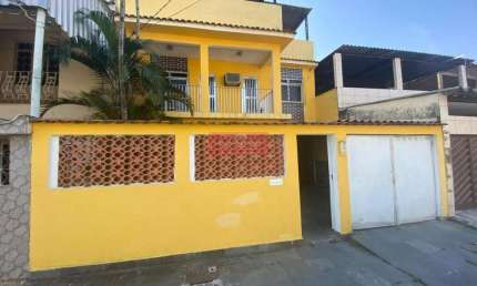 Ampla casa triplex com 3 quartos e 2 vagas de garagem em Bangu