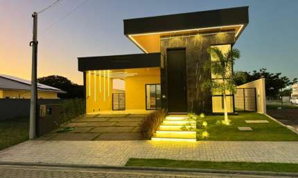 Casa Plana em condominio de  altíssimo padrão com altura de duplex