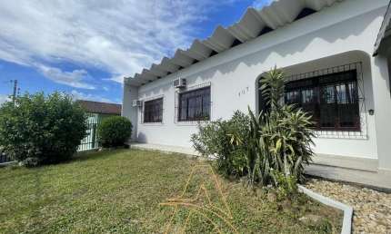 Casa Residencial Semi Mobiliada com 03 Dormitórios Próximo à Rivage