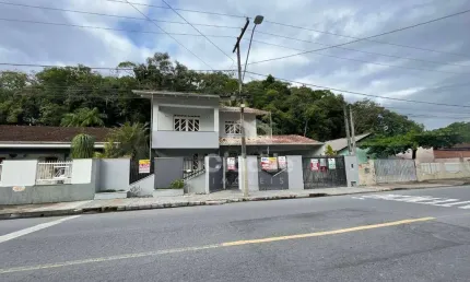 Casa com 01 suíte + 02 dormitórios, 228 m² por R$ 4.600/mês - Vila Lenzi - Jaraguá do Sul/SC