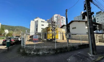 Casa com 2 quartos para alugar na Rua Governador Jorge Lacerda, 456, Centro, Jaraguá do Sul por R$ 5.000