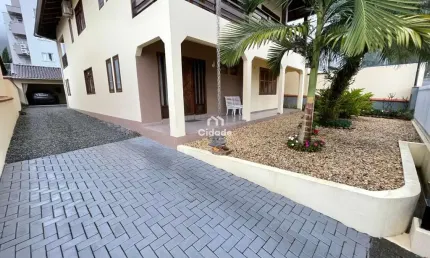 Casa com 3 quartos para alugar na Rua Antônio Francisco Diemonn, 131, Vila Nova, Jaraguá do Sul por R$ 2.500