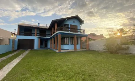 Casa Alto Padrão para Venda em Garopaba, Centro, 5 dormitórios, 2 suítes, 4 banheiros, 4 vagas