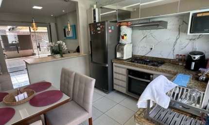 Vendo Casa em Condomínio Fechado - 03 Quartos - Piscina - Churrasqueira - Armários