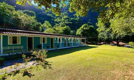 Sítio na Rota da Ferradura, em Guarapari - com 10 suítes e poção com cachoeira