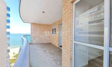 Apartamentos com 3 quartos, uma suíte, 2 vagas de garagem, conta com uma varanda ampla frente mar.