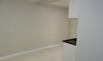 Vendo linda kit TOTALMENTE REFORMADA em ótima localização!