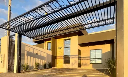Casa Nova à Venda no Paraíso Tropical - 1 Suíte + 1 Quarto | 2 Vagas