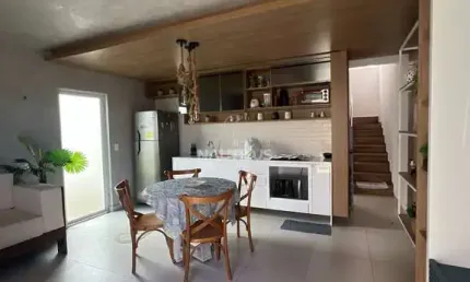 CASA TRIPLEX 3/4 SENDO 1 SUÍTE E 1 SEMI SUÍTE COM  2 VAGAS DE  GARAGEM.