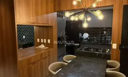 APARTAMENTO 2/4 COM 1 SUÍTE, TODO MOBILIADO E 1 VAGA DE GARAGEM.