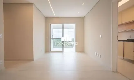 Apartamento semi-mobiliado com 69m², 2 quartos (suíte) e 1 vaga. Ecoville.