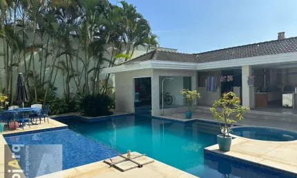 VILLAGE MARAPENDI - RECREIO DOS BANDEIRANTES - Vendo magnífica casa porteira fechada com 6 suites