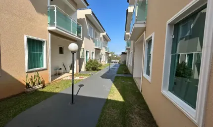 Sobrado de 03 dormitórios, 01 suíte e 02 vagas de garagem em condomínio fechado no jardim pagliato.