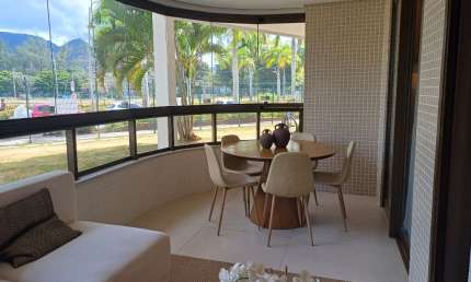 Apartamento de excelente padrão com 3 quartos com suíte, varanda e vaga de garagem na Barra Olimpica