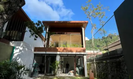 Casa Luxuosa com 4 suítes e 700M² de Área útil em Condomínio na Gávea