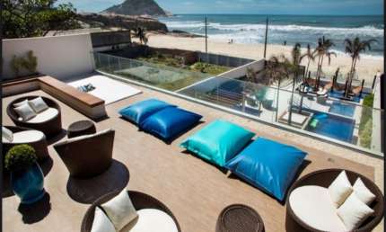 Apartamento com clube na praia de frente para o mar