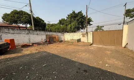 Terreno de Esquina com muro e cerca na Vila Rezende