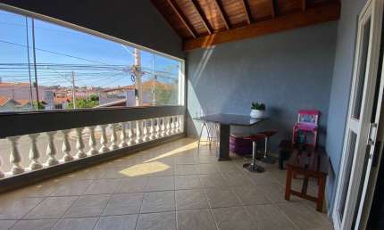CASA A VENDA/ 3 QUARTOS SENDO 1 SUITE/ VARANDA/ 2 VAGAS/ NAZARETH 2 / PIRACICABA