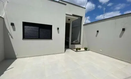 Casa no bairro Água Branca, 2 dormitórios sendo um suíte e quintal amplo para am