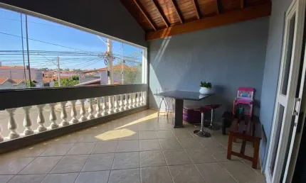 CASA A VENDA/ 3 QUARTOS SENDO 1 SUITE/ VARANDA/ 2 VAGAS/ NAZARETH 2 / PIRACICABA