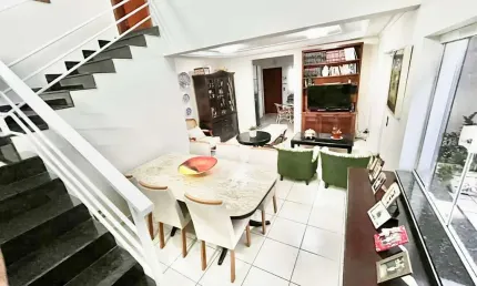 Casa com piscina, 3 dormitórios, sendo uma suíte, sala jantar ampla e área gourm