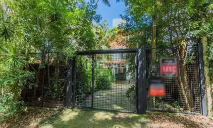 Vendo: Impecável casa com pátio nos altos do bairro Espirito Santo, Porto Alegre.