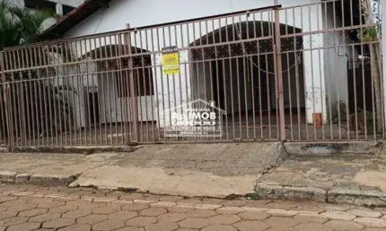 Casa com 3 quartos à venda na Rua Candico Neiva, Centro, Paracatu