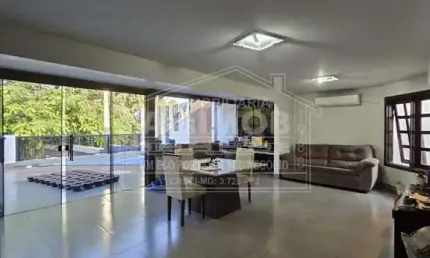 Casa / Sobrado á Venda com 4 Quartos, 3 Suítes e Piscina - Paracatu-MG