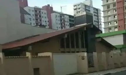 Casa de 160m² c/ 5 dormitórios e mezanino residencial e comercial no Centro em importante avenida