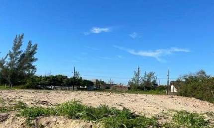 Terreno de 1.200m² privativos a 200 m do Mar. Escriturado e aterrado proximo a avenida Frente Mar