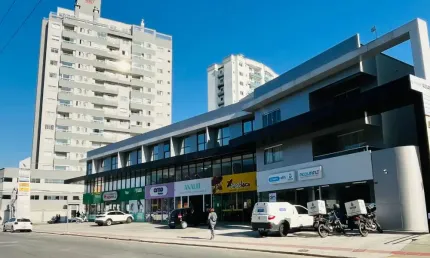 Sala comercial de 90m² e 60m² de mezanino com instalações e ar condicionado centro