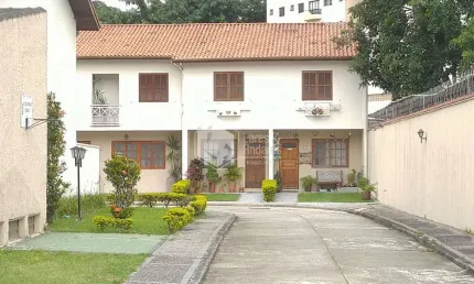 Sobrado à venda, 118m² com 2 suítes, 2 vagas em condomínio fechado com vaga para visitantes em rua