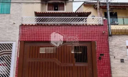 SOBRADO À VENDA, COM 3 DORMS SENDO UMA SUÍTE, ARMARIO NA COZINHA E  QUARTOS, 2 VAGAS  - VILA SANTA