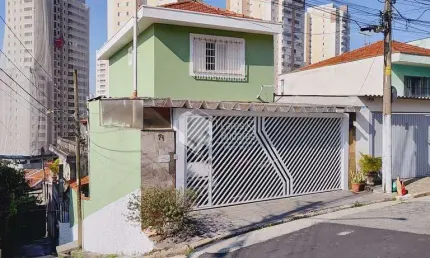 (sobrado + 1 casa)  com 216m² com 2 amplos dormitórios, área gourmet e 3 vagas de auto com portão a