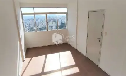 Apartamento à venda, com 59m² 2 amplos dormitórios com armários embutidos, sala arejada com piso la