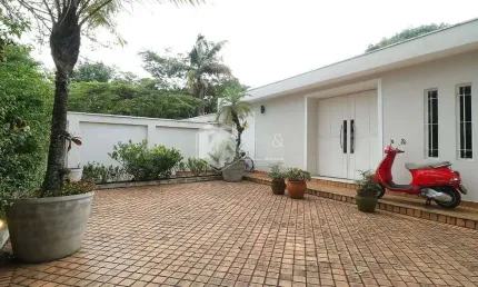 Casa tipo para venda com 4 quartos, sendo 3 suítes, 350m²