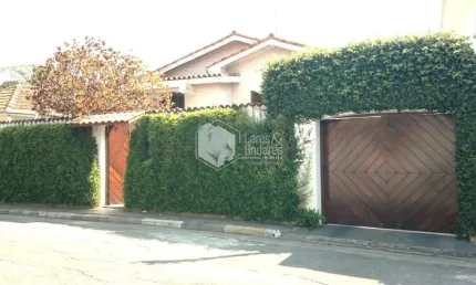 Casa à venda, com 296m² com 6 amplos dorms, com 2 suítes, 4 salas, cozinha com planejados, churrasq