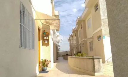 Sobrado à venda, com 83m²  2 suítes e 2 vagas, impecável semi novo com piso em porcelanato e sol da