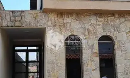 SOBRADO A VENDA, 240M² COM 03 DORMS (1 SUITE), PISO FRIO EM PORCELANATO, SALÃO DE FESTAS, 8 VGS ÓTI