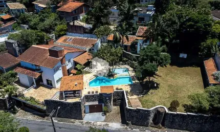 Casa tipo para venda em Granja Viana com 6 quartos, sendo 4 suítes, 708m²