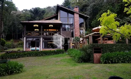 Casa em condomínio para venda com 4 quartos, sendo 3 suítes, 630m²