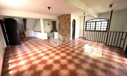CASA À VENDA COM TERRENO DE 1500 M², POÇO ARTESIANO, 4 DORMS (2 SUITES), 3 SALAS, SENDO 1 COM LAREI