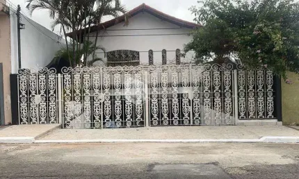 Casa à venda, com 270m² com 3 dorms sendo 2 suítes, edícula e churrasqueira, vaga para até 5 carros
