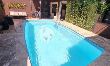 CASA À VENDA, COM 240 M², 3 DORMS (1 SUÍTE COM HIDRO), COZINHA COM MÓVEIS PLANEJADOS, ÁREA DE LAZER