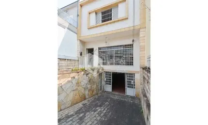 Casa acolhedora com espaço gourmet e churrasqueira, com 3 dormitórios, 2 banheiros bem distribuídos