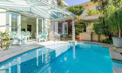 Casa tipo para venda com 5 quartos, sendo 2 suítes, 572m²