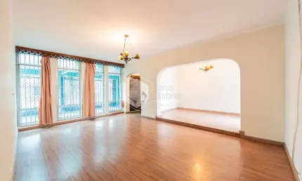 Casa tipo para venda com 4 quartos, sendo 1 suíte, 299m²