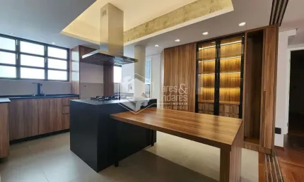 Apto espaçoso com 180 m², 3 suítes, reformada e impecável com infra para ar cond, 2 vagas determina